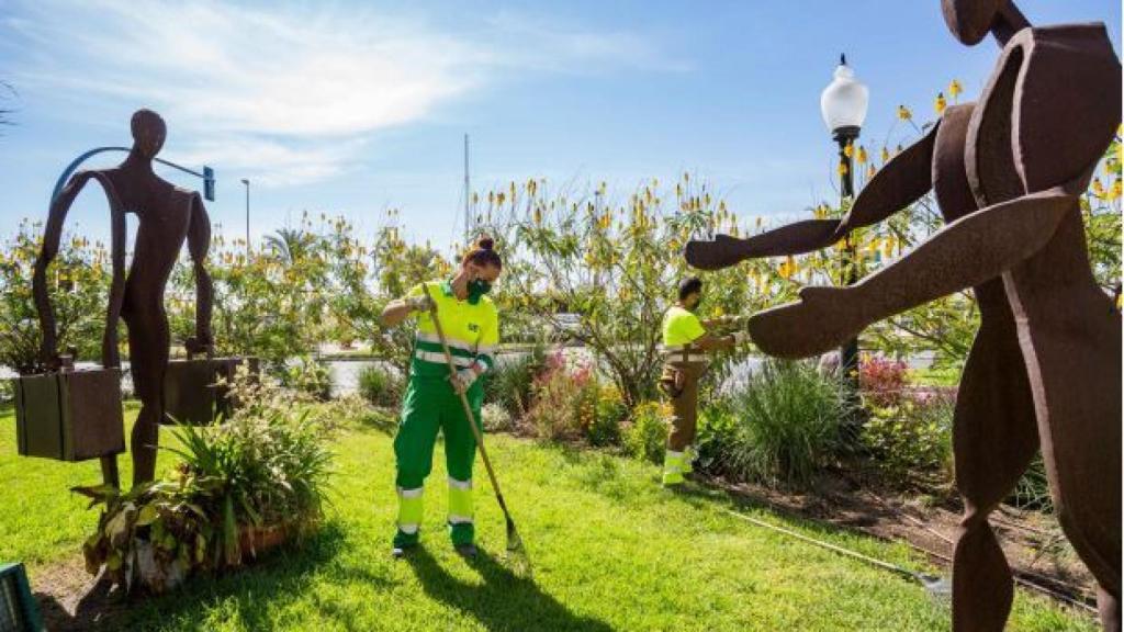 Operarios trabajando en la reposición.