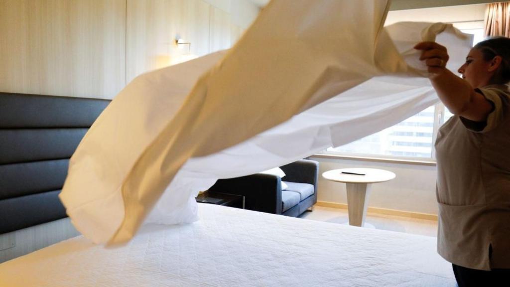 Una camarera de piso trabajando, en imagen de archivo.