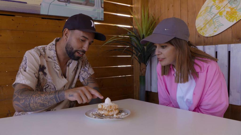 Mónica Domínguez en el estreno de la nueva temporada de 'Viajeros Cuatro' junto a Omar Sánchez.
