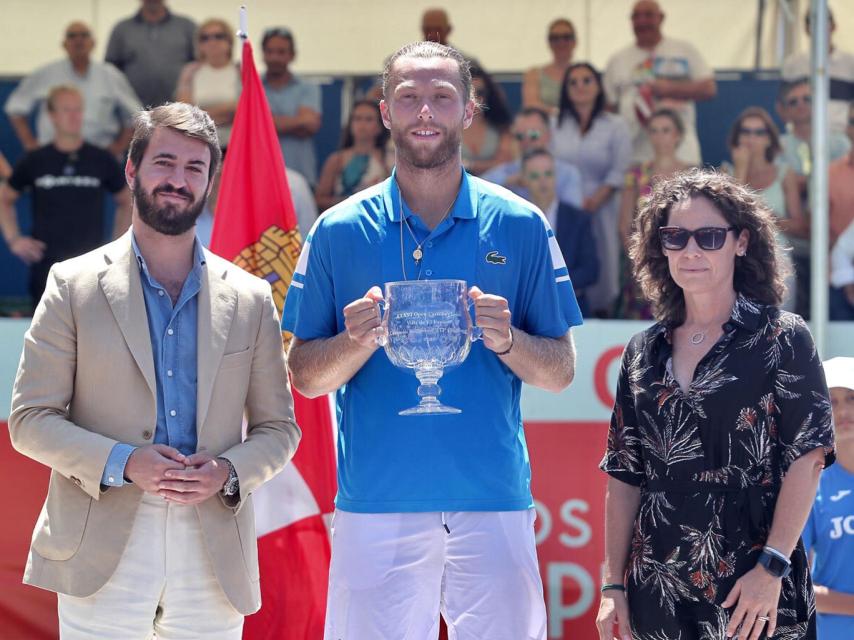 Imagen de Hugo Grenier junto al vicepresidente de la Junta, García-Gallardo, y la extenista Virginia Ruano en la recogida del trofeo