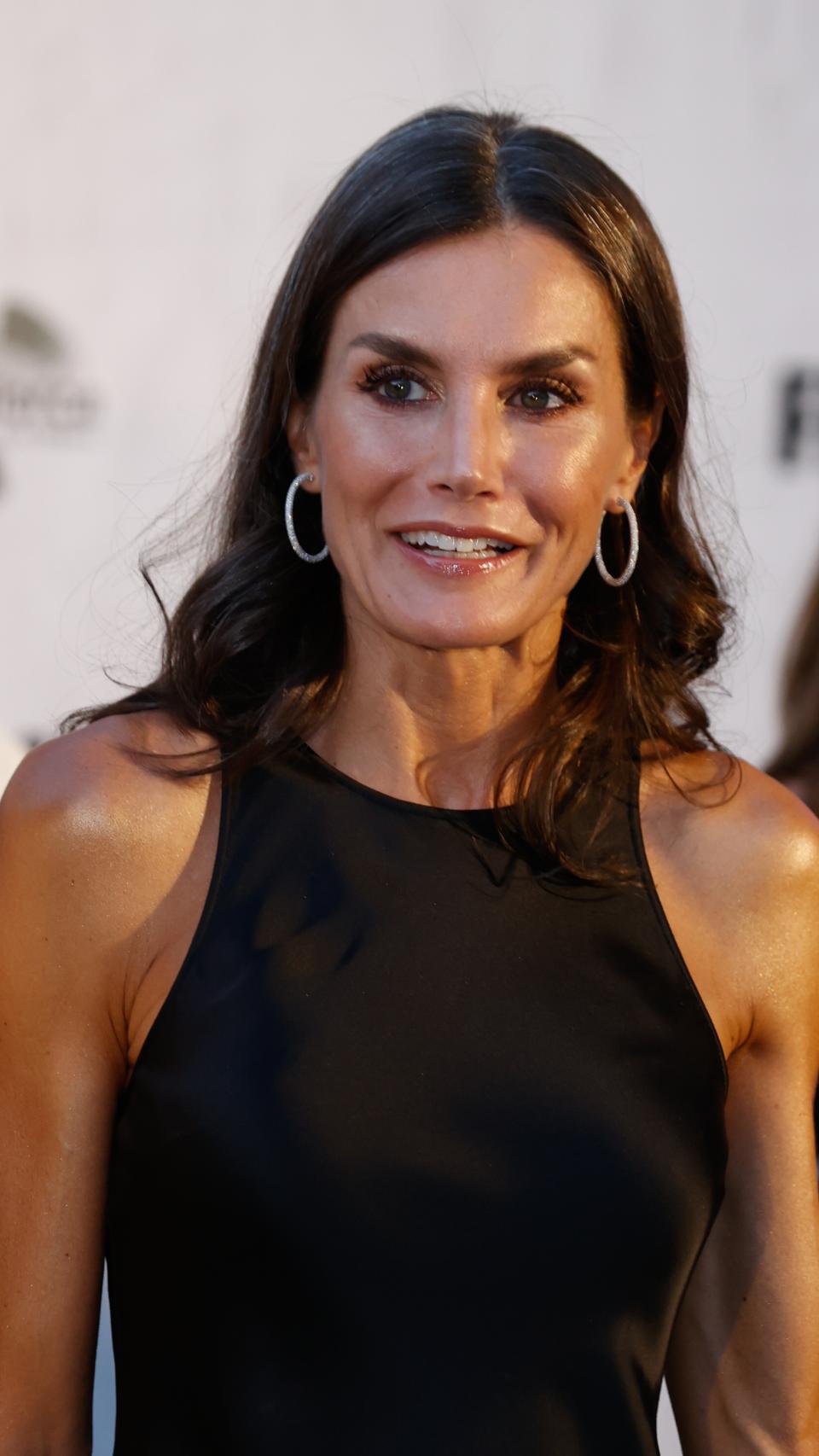 La reina Letizia ha lucido un 'look' de color negro.