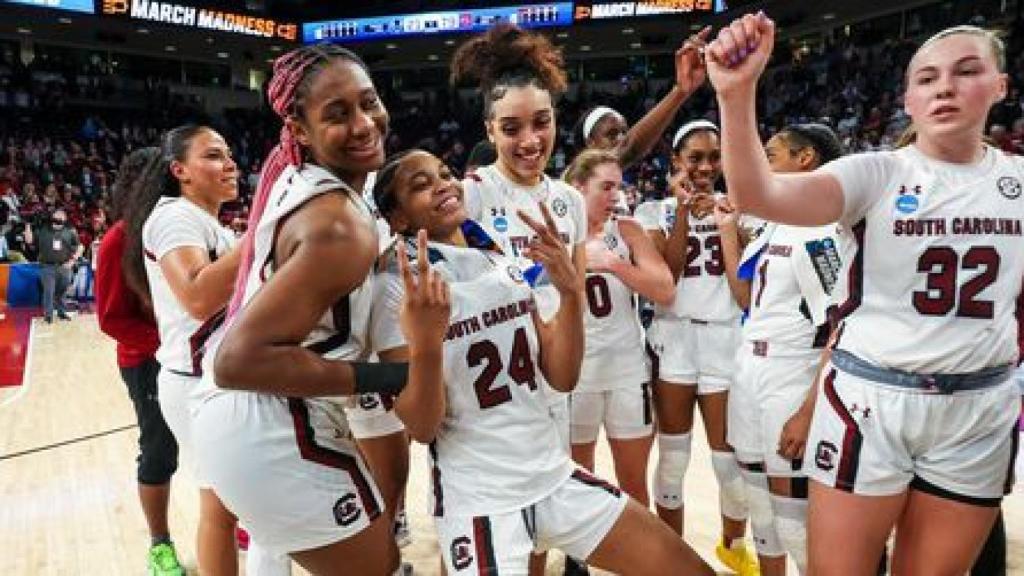 El equipo de South Carlona de baloncesto de la NCAA celebra una victoria