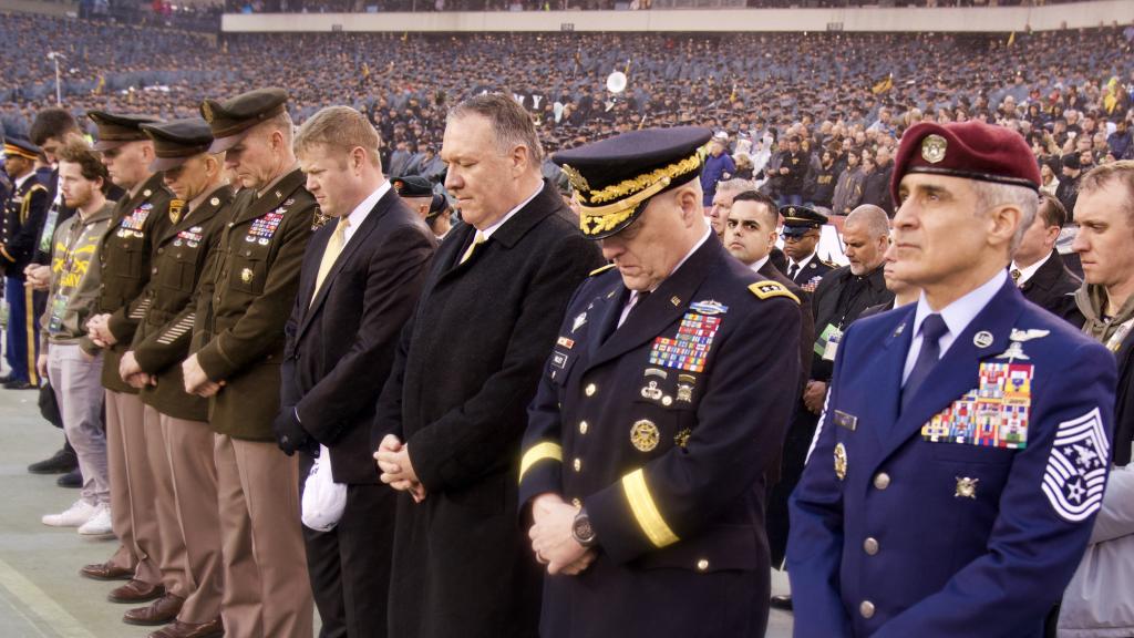 Autoridades en un partido de fútbol de la NCAA
