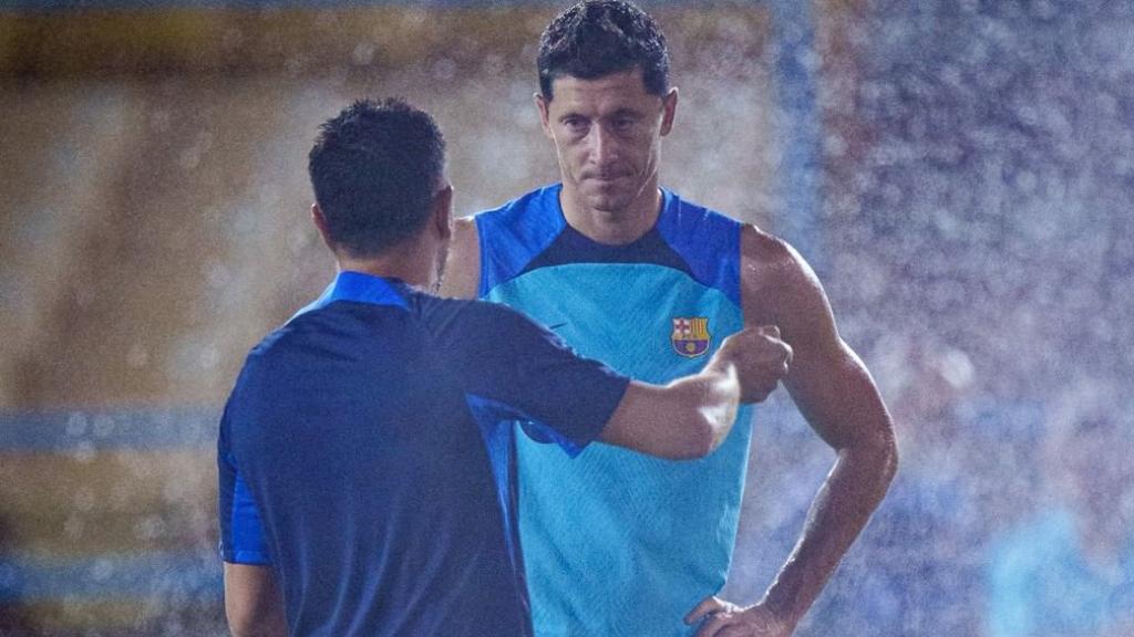 Xavi Hernández y Lewandowski, en un entrenamiento del Barça