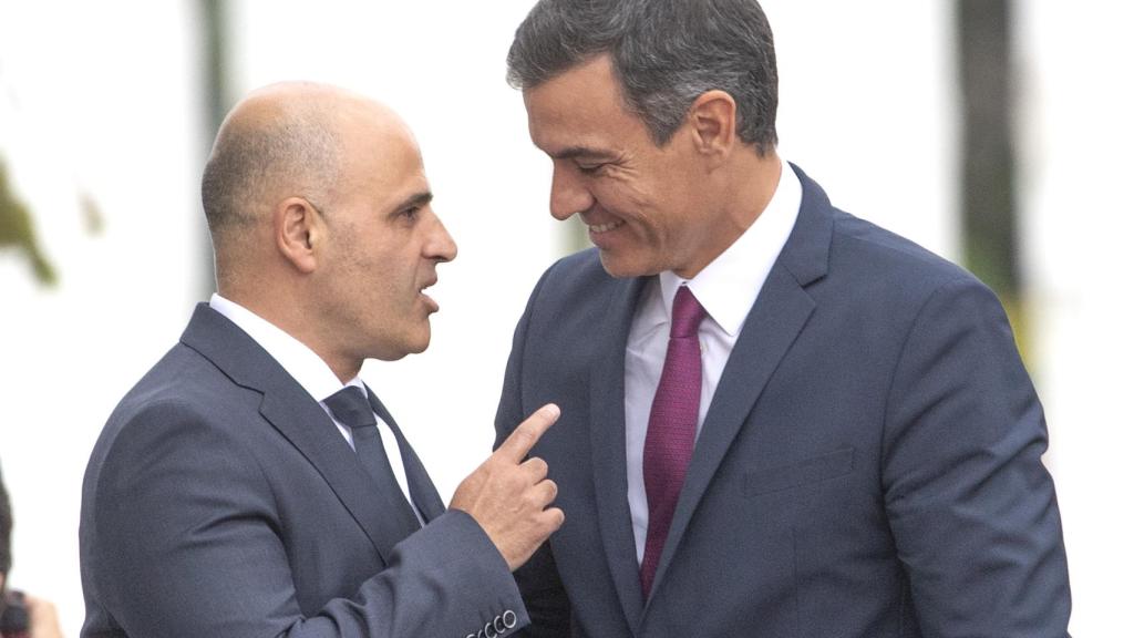 Pedro Sánchez (d), junto al primer ministro de Maceconia del Norte, Dimitar Kovacevski, este domingo.
