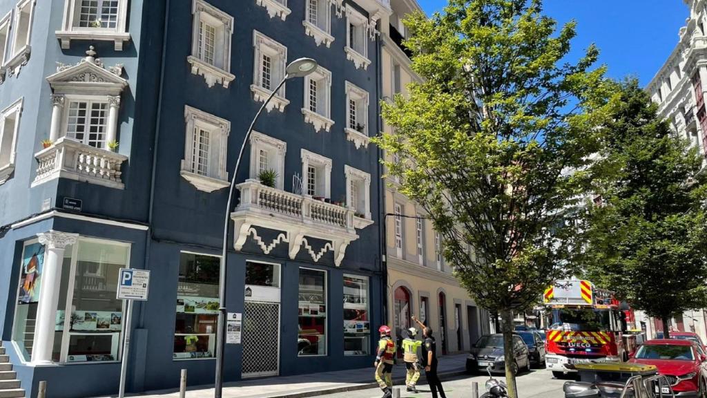 Bomberos de A Coruña y Policía rescatan a una persona mayor que se había caído en su domicilio.