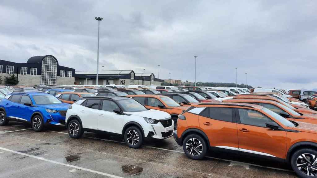 Coches fabricados en Stellantis Vigo listos para su exportación.
