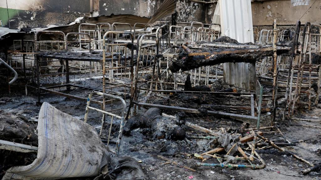 Interior de la prisión de Olenivka tras el bombardeo.