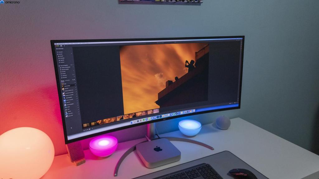 LG 40WP95C-W en un escritorio amplio.