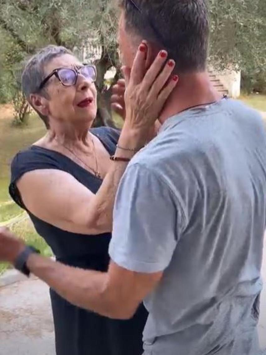 Lola no podía creer que tuviera a su hijo al fin en casa.