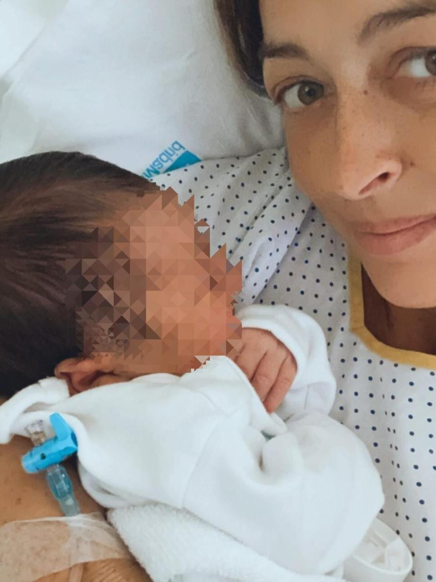 María Amores posa feliz con Marieta.