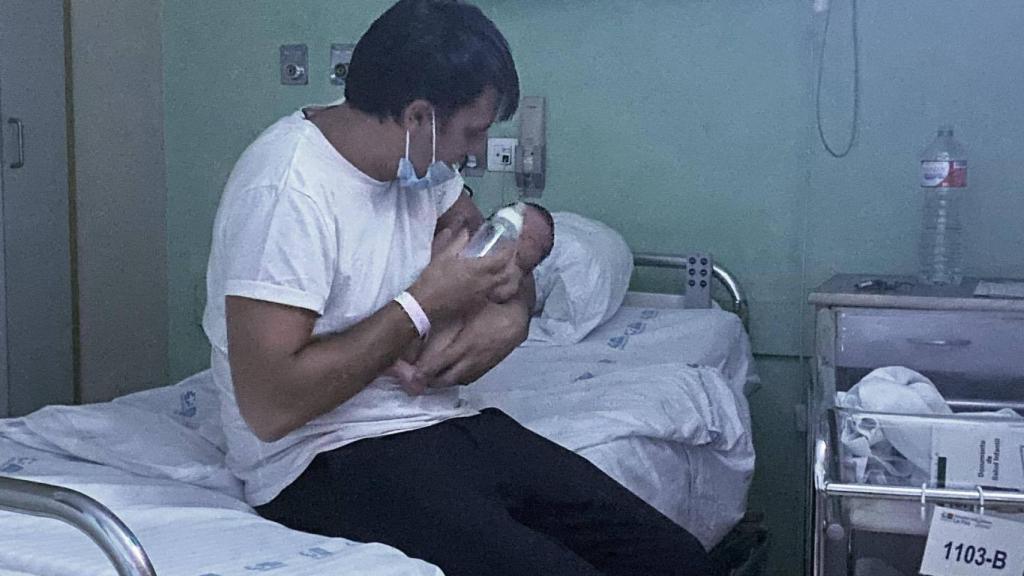 Ion Aramendi, dándole em biberón a Marieta.