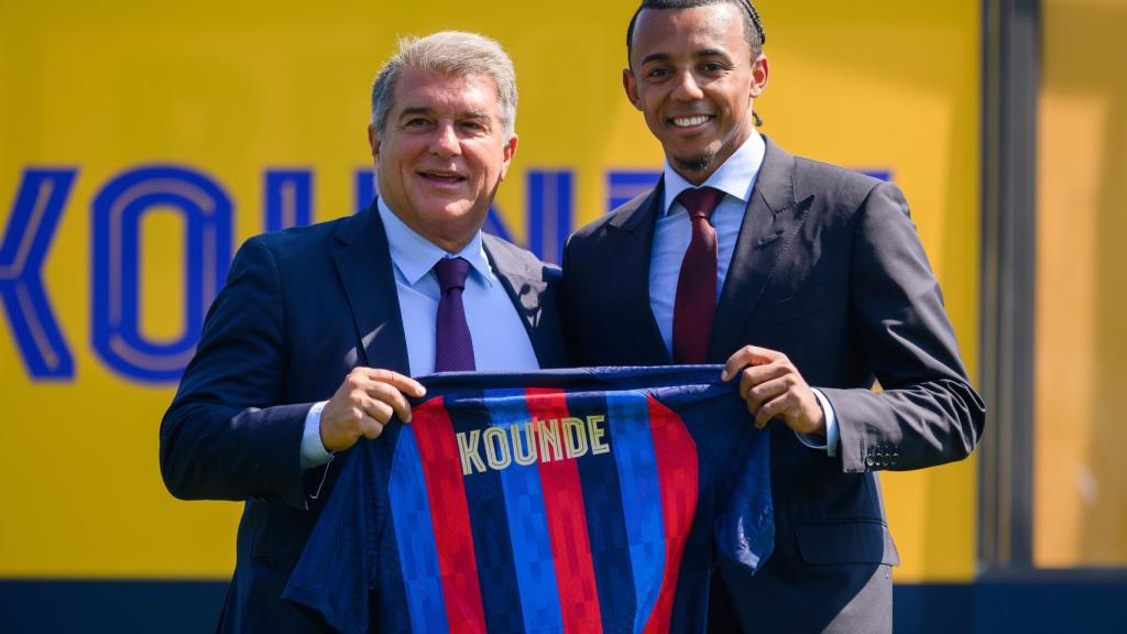 Joan Laporta y Jules Koundé en su presentación.