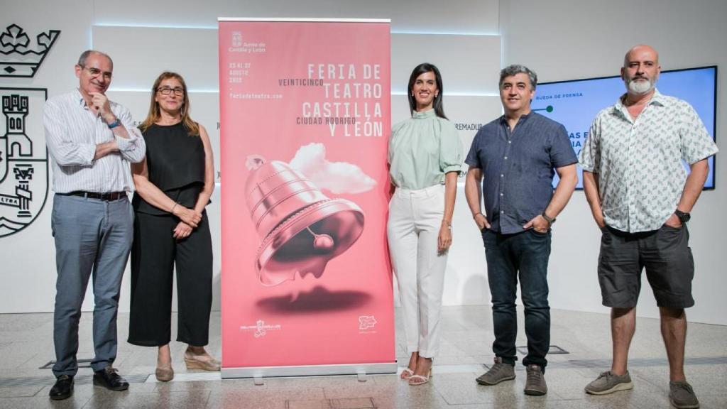 La secretaria general de Cultura de Extremadura, Miriam García Cabezas, y el director de la Feria de Teatro de Castilla y León, Manuel González Fernández, han presentado hoy en Mérida la edición de la cita mirobrigense