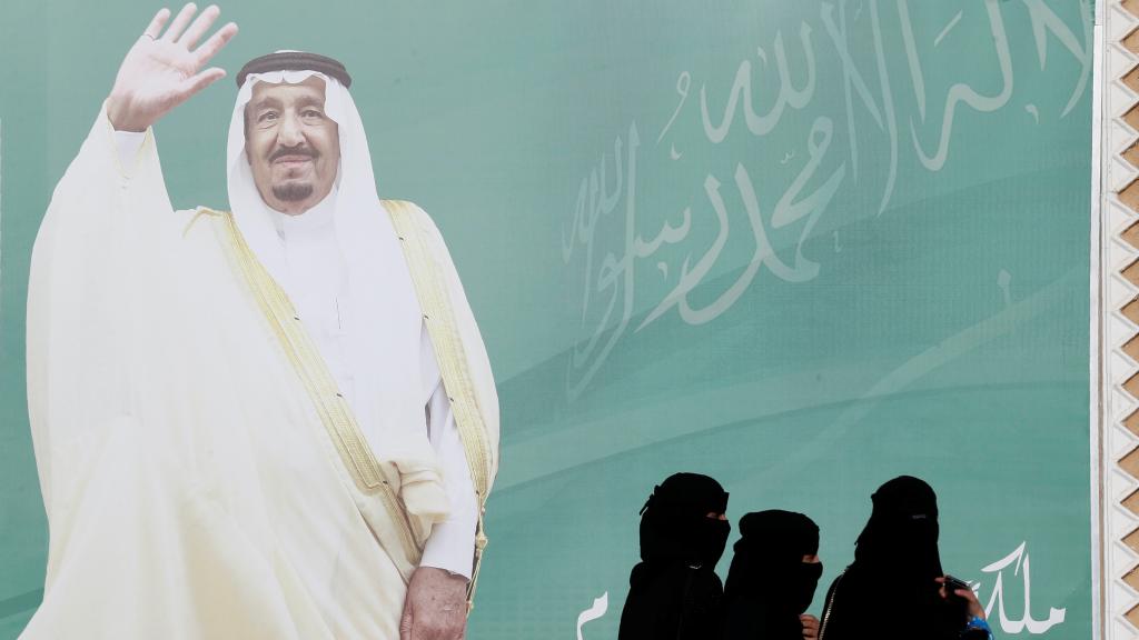 Una foto del rey Salmán junto a unas mujeres con niqab.