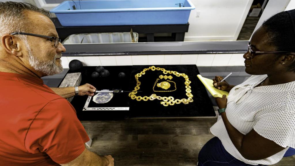 La cadena de oro y otras piezas del 'Maravillas', estudiadas en el Museo Marítimo de Bahamas.