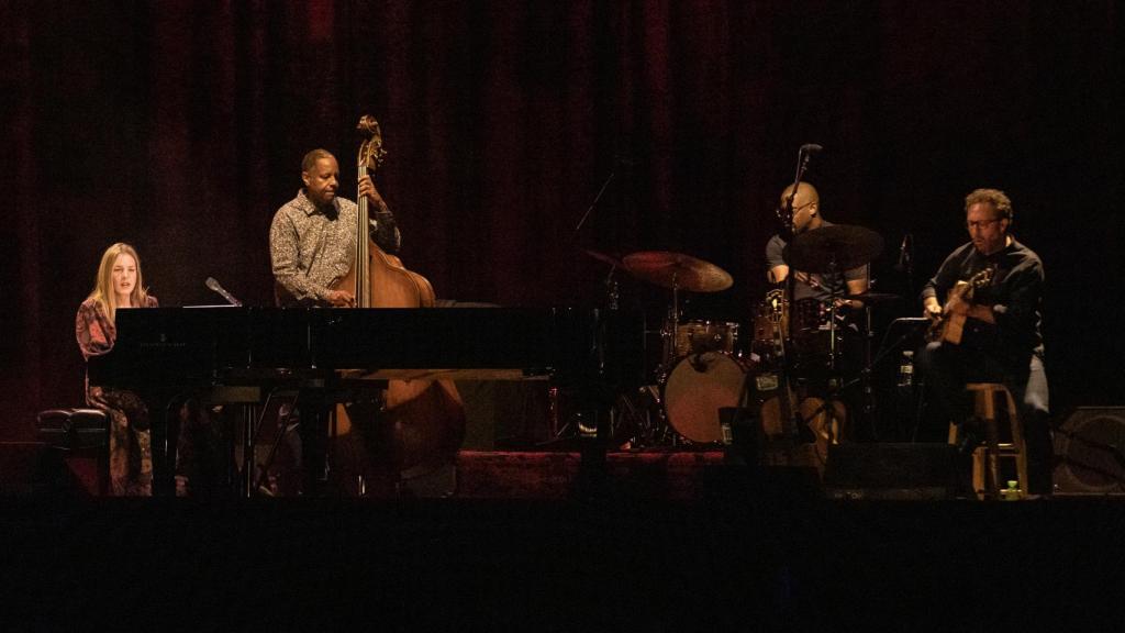 Diana Krall junto a sus músicos en el escenario.