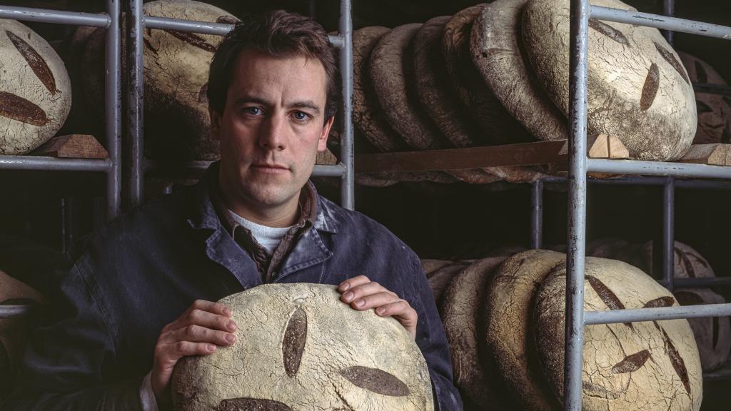 Alain Coumont durante su juventud, en una imagen de archivo mientras sostiene un pan