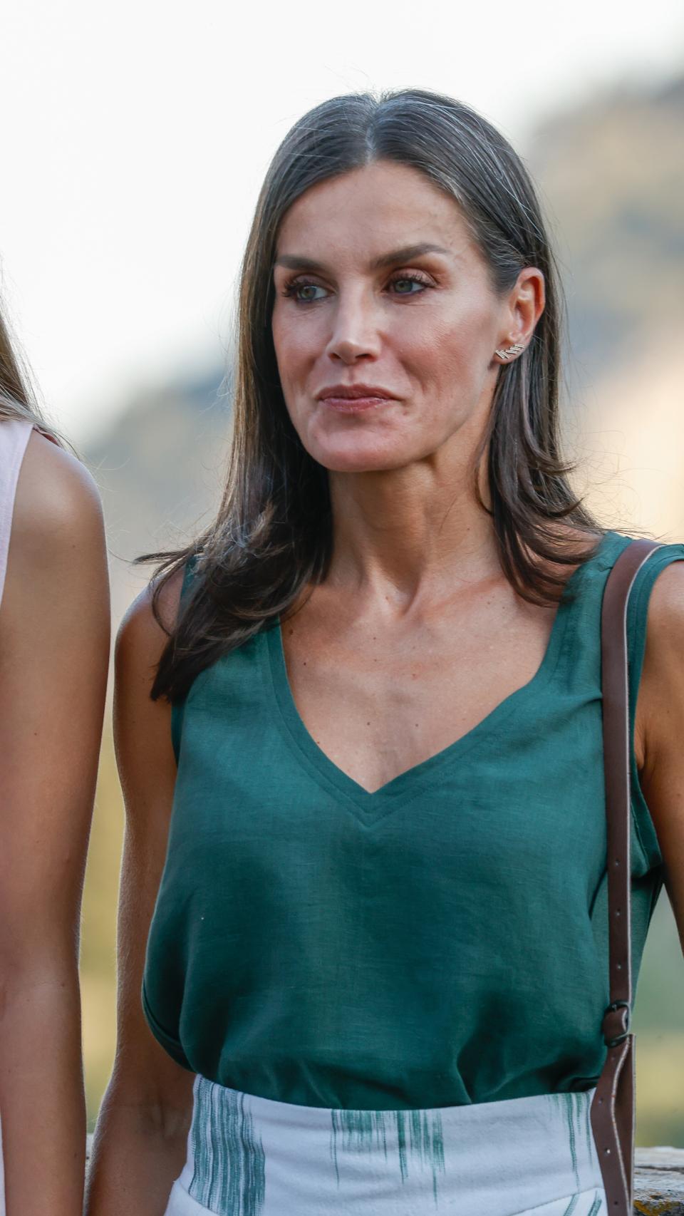 Los pendientes que ha lucido Letizia este lunes 1 de agosto de 2022.