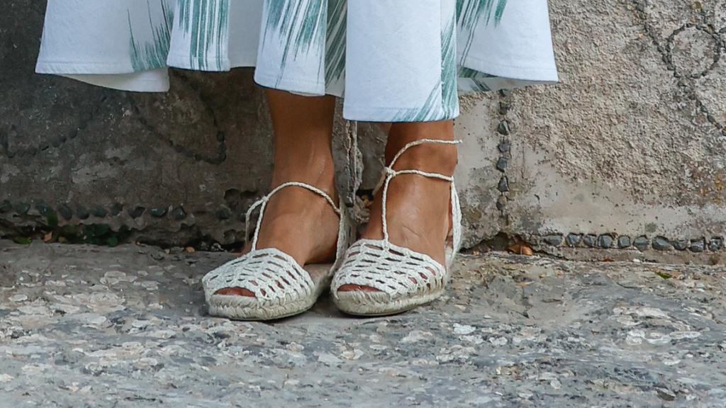 Las alpargatas que ha reciclado Letizia para este posado de verano.