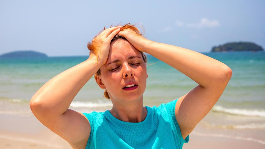 Imagen de archivo de una mujer en la playa.