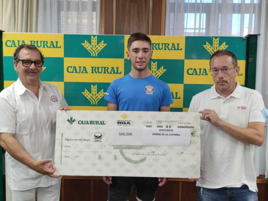 Entrega de los premios de la Vuelta a Zamora por parte de los componentes del Globalia-Zamora Enamora.