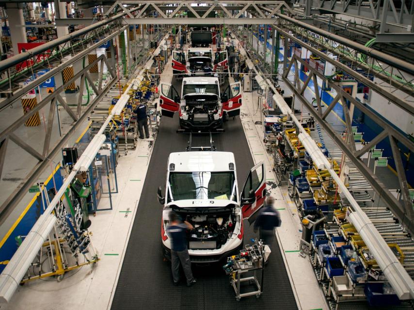 Un operario trabaja en la planta de IVECO de Valladolid