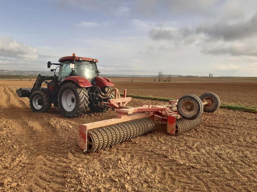 Un agricultor de alfalfa trabajando en el campo en la provincia de Soria.