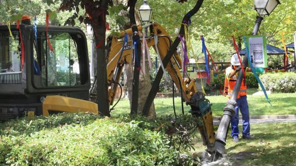 Un operario colocando una farola en un parque