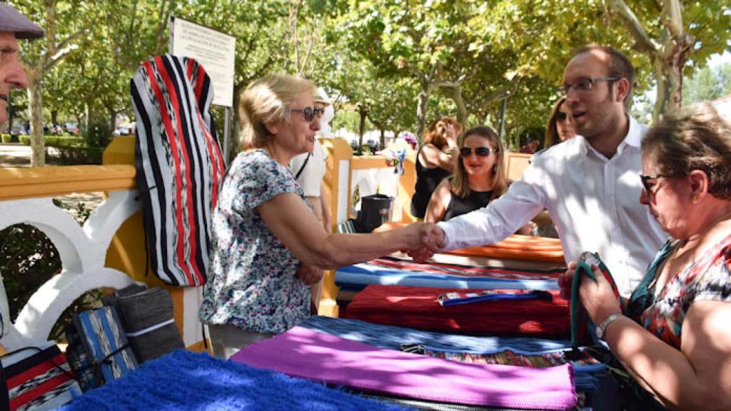 El alcalde de Ciudad Rodrigo, Marcos Iglesias, visita los puestos de venta en el último Martes Chico, en 2019