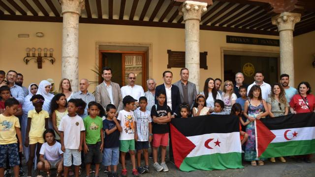 El presidente de la Diputación de Valladolid, Conrado Íscar, junto a los niños saharauis