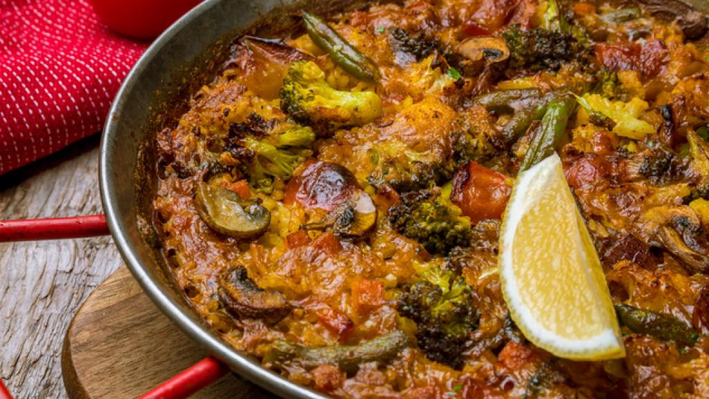 Receta de paella de menestra de verduras.