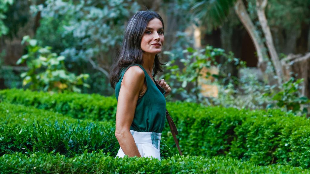 La reina Letizia paseando por los jardines de la Cartuja de Valldemossa este lunes 1 de agosto de 2022.