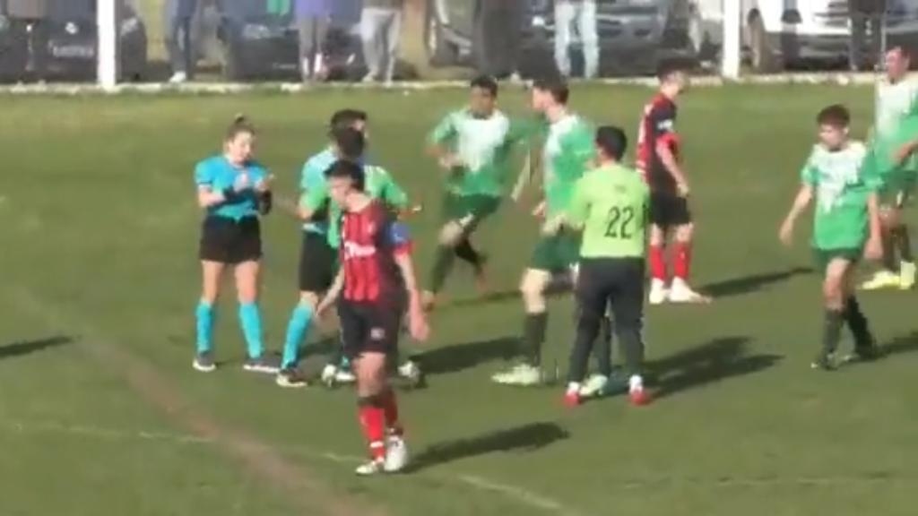 La agresión a una árbitra que escandaliza a Argentina: cobarde puñetazo por la espalda