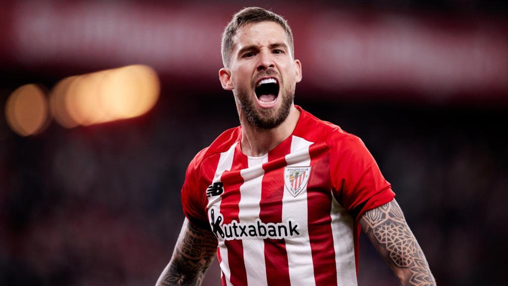 Íñigo Martínez, en un partido del Athletic Club durante la temporada 2021/2022