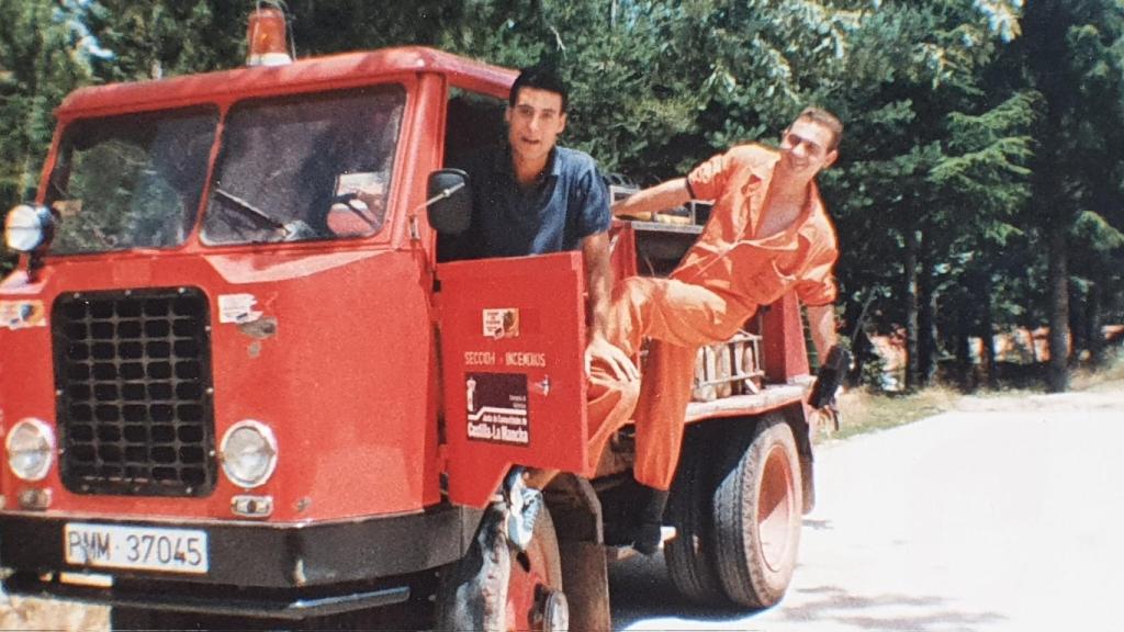 Antonio de Miguel (con camisa azul)  en los años 80 cuando formaba parte del retén de Montes Claros en la Sierra de Ayllón.