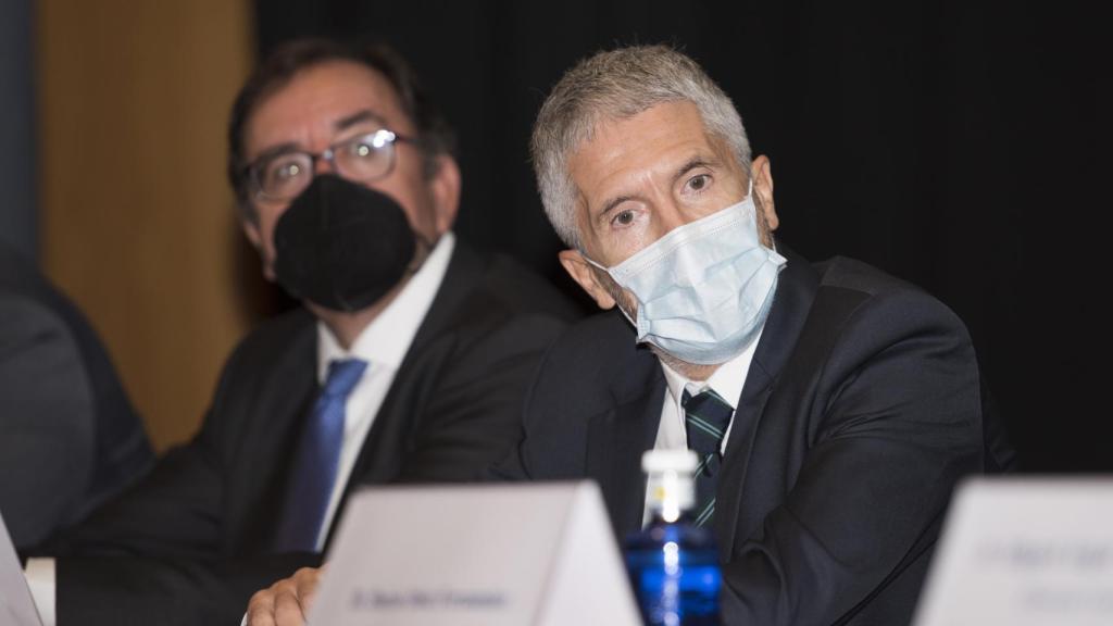 El ministro del Interior, Fernando Grande-Marlaska (d), junto al secretario general de Prisiones (i), Ángel Ortiz.