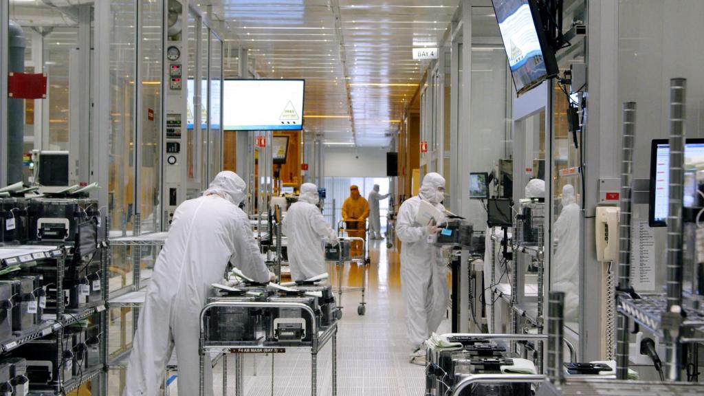 Trabajadores en una sala limpia de la fabrica de semiconductores de la compañía estadounidense de chips SkyWater Technology en Bloomington (Estados Unidos)