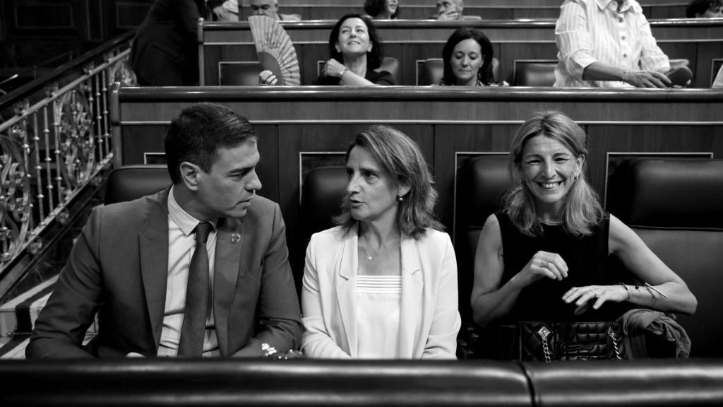 El presidente del Gobierno, Pedro Sánchez; la vicepresidenta tercera y ministra de para la Transición Ecológica y el Reto Demográfico, Teresa Ribera; y la vicepresidenta segunda y ministra de Trabajo y Economía Social, Yolanda Díaz,