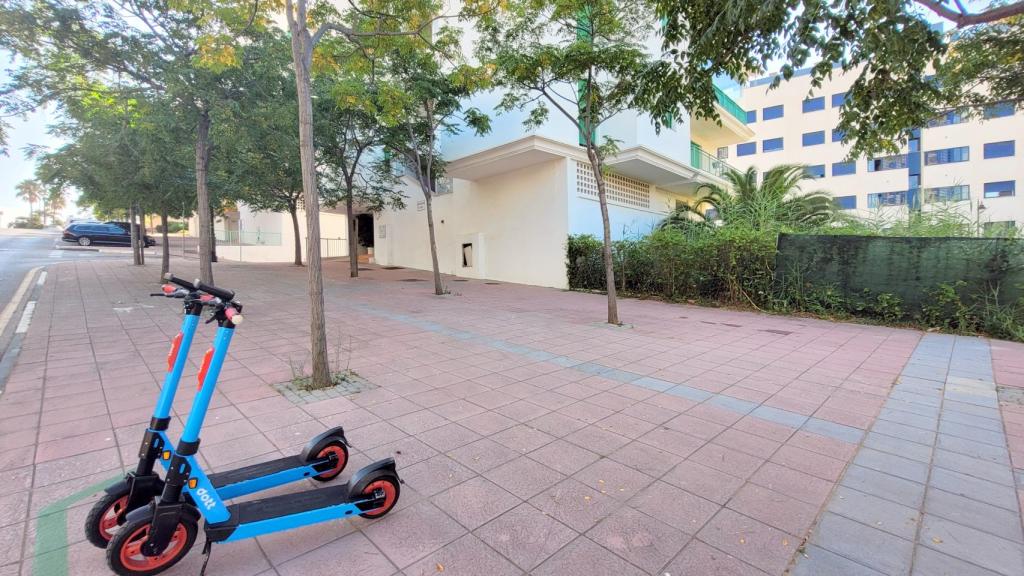 Dos patinetes de la empresa Dott, en Estepona (Málaga).