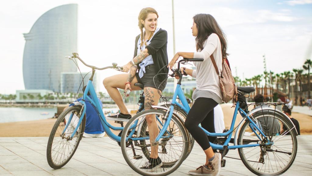 Dos mujeres disfrutando de la ciudad de Barcelona.