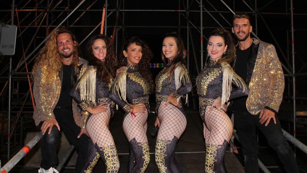 Los miembros de la orquesta Máxims durante el descanso de su actuación.