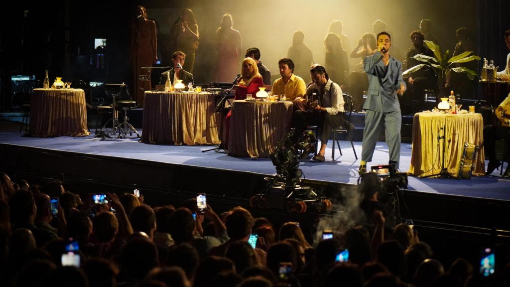 Tangana, mirando a las cámaras.