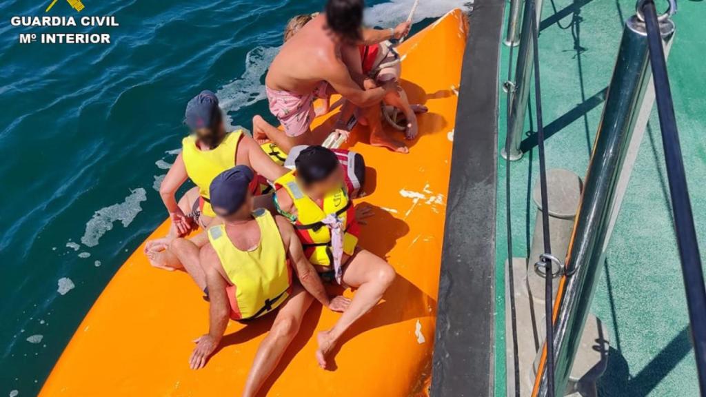 El momento del rescate por parte de la guardia civil.