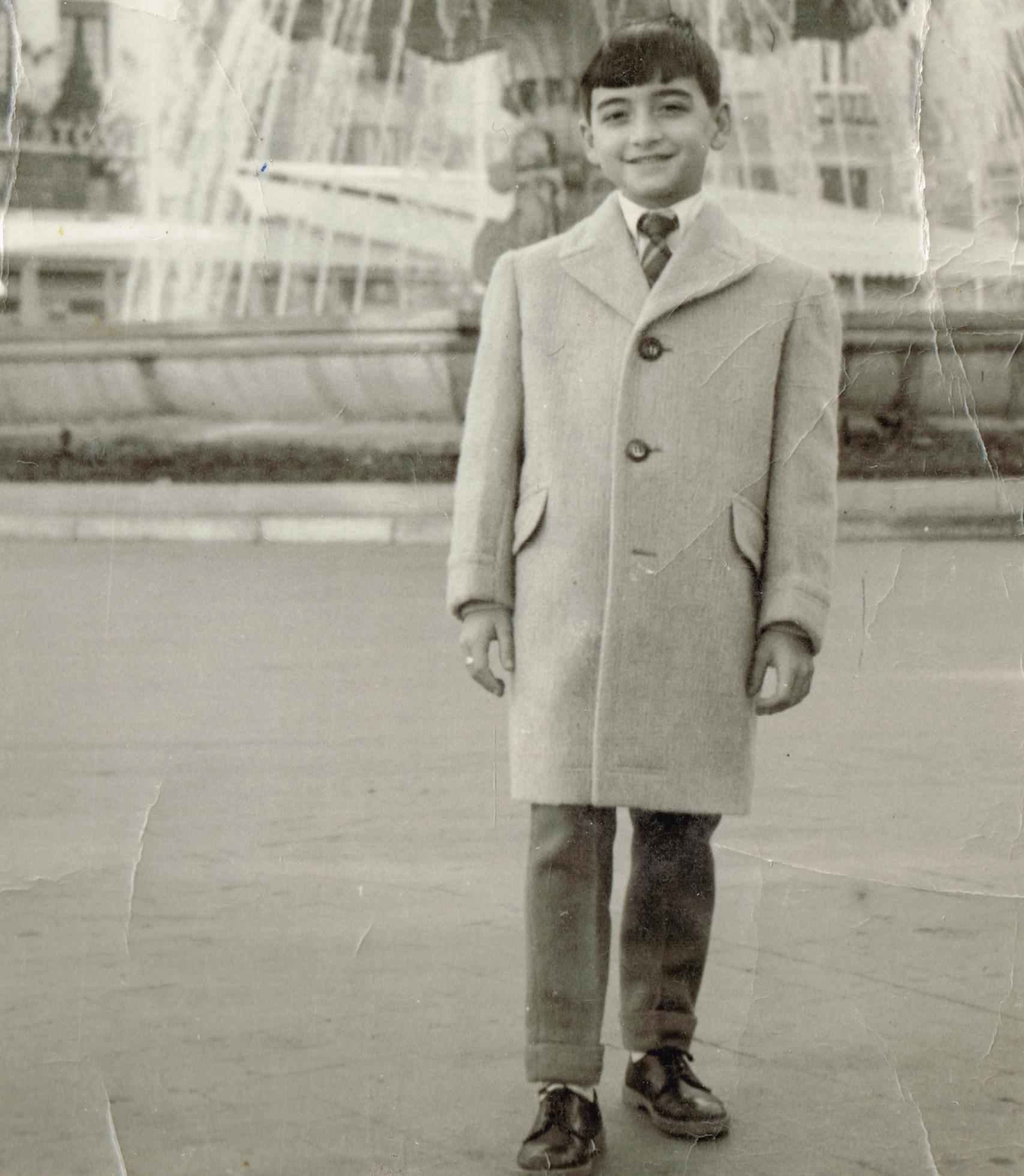 El artista malagueño, de niño, en la plaza de la Constitución.