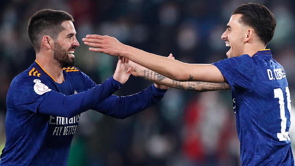 Isco y Dani Ceballos celebran un gol.