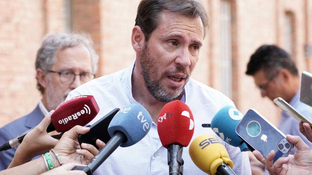 El alcalde de Valladolid, Óscar Puente, visita la calle Canal junto con representantes de la Confederación Hidrográfica del Duero (CHD)