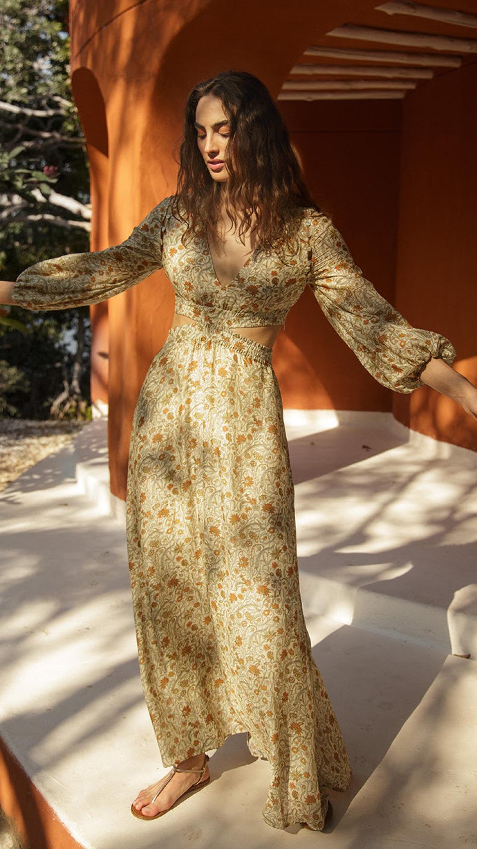 Modelo luciendo un vestido 'hourglass'.