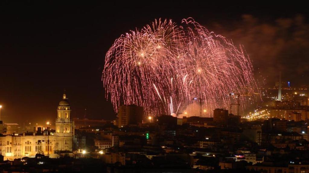 Los fuegos artificiales y la Catedral iluminando la noche malagueña.