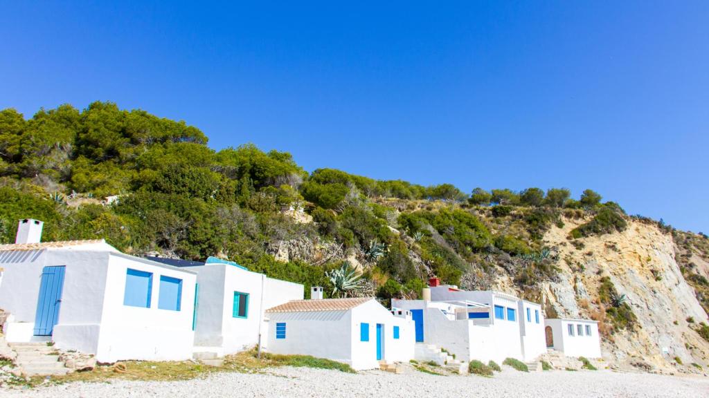 Casitas blancas, ubicadas en la cala del Portichol en Jávea.